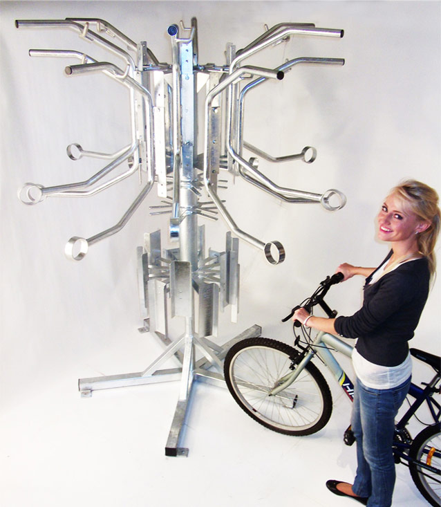 Durch unsere neuartige und platzsparende Konstruktion bietet Ihnen unsere Fahrradgarage Platz für 12 Fahrräder, die durch individuelle Sicherung am Rahmen verschlossen werden. Die Aufhängung der Fahrräder erfolgt senkrecht, die über einen Lift nach oben gezogen und gleichzeitig verankert werden. So werden auch schwere E-Bikes problemlos verwahrt.